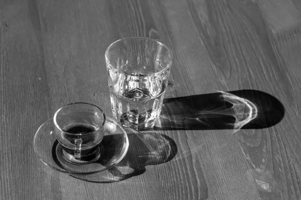 一杯咖啡和玻璃杯图片下载