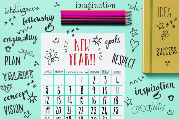 日历、铅笔蜡笔和新年决心图片下载