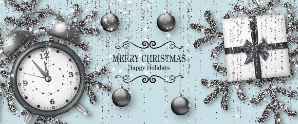 圣诞快乐的背景有闪亮的雪花，银球，时钟和灰色的金属片和流光。贺卡和圣诞模板。还有五分钟就到午夜了。矢量插图。图片下载