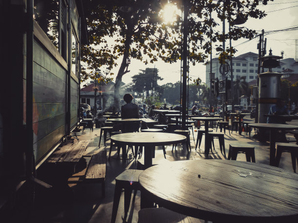 一个人独自坐在公共场所图片下载