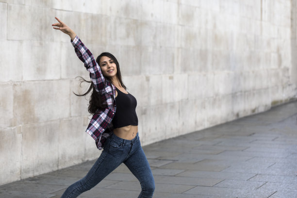 在伦敦表演舞蹈的女子图片下载