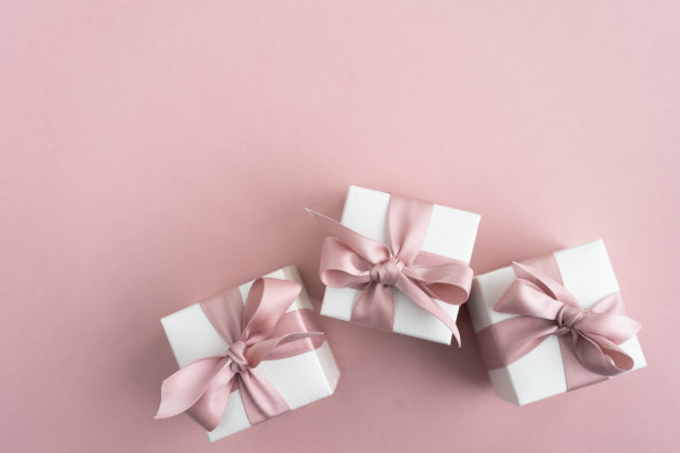 礼品盒与魅力手镯。图片下载