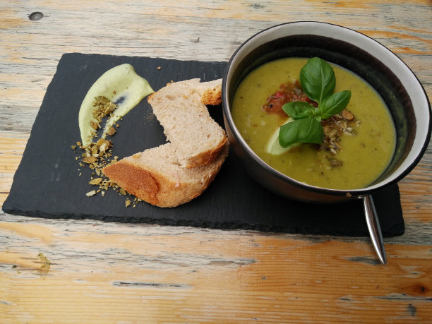 晚餐时的南瓜汤图片下载