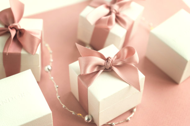 礼品盒与魅力手镯。图片下载