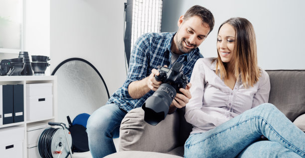 摄影师与模特摆姿势图片下载