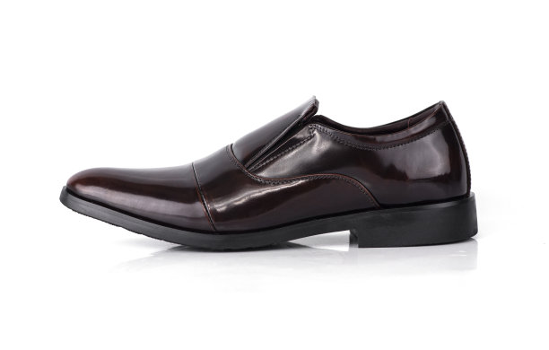 男士时尚皮革棕色乐福鞋孤立在白色背景。侧视图图片下载