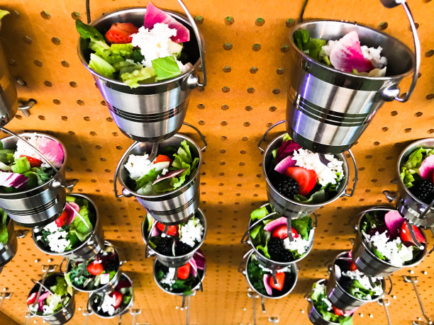 桶装绿色沙拉素食健康食品，蔬菜和水果图片下载