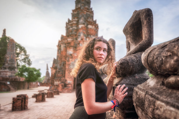 年轻女子探索Wat Chai Watthanaram寺庙在大城府，泰国图片下载