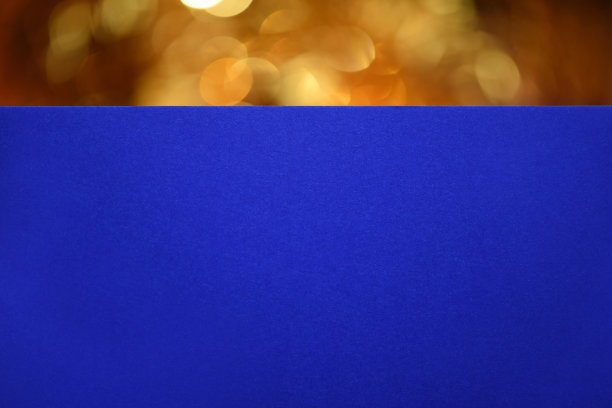 特写纹理蓝色纸与圣诞节黄色散焦。宏。实物模型。图片下载