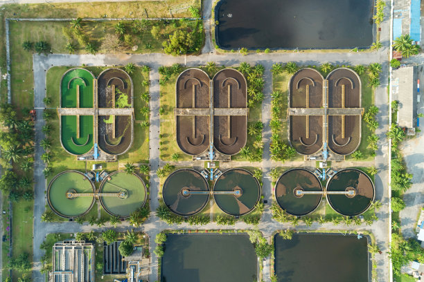 鸟瞰图俯视无人机拍摄的泰国普吉岛污水处理厂。图片下载