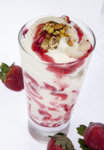 美味的草莓奶昔;照片上的白色背景。图片下载