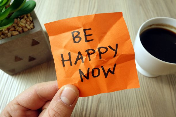 现在就快乐起来——在便利贴上手写的激励提醒图片下载