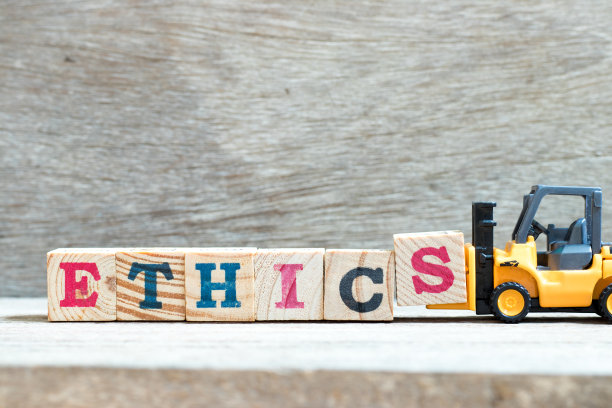 玩具叉车持字母块S，以完成字伦理木为背景图片下载