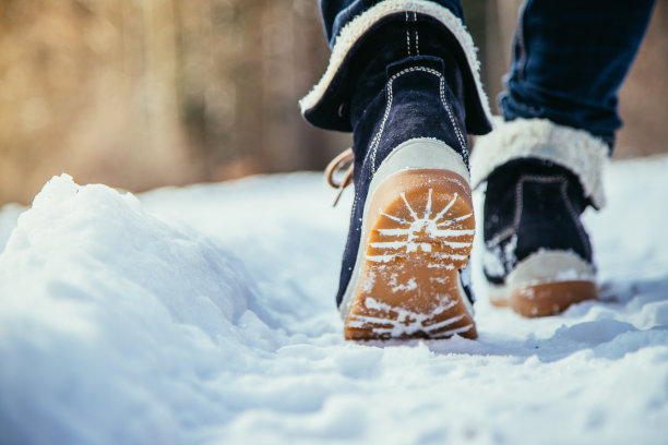 女孩走在雪地上，冬天，剪掉图片下载