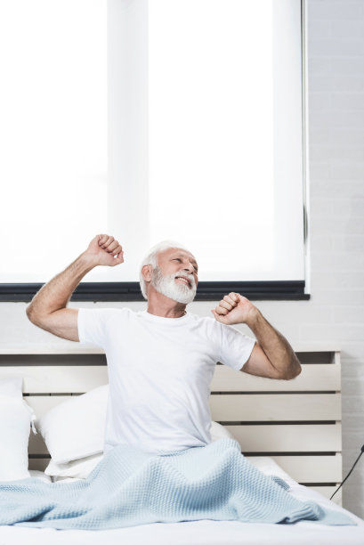 早晨，老人在床上伸懒腰图片下载