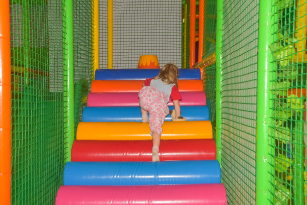 小女孩在房间的操场上玩图片下载