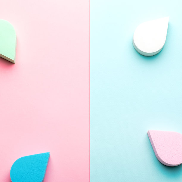 美丽，化妆海绵或美丽搅拌机在两色背景，复制空间，俯视图柔和的颜色。美丽的背景图片下载