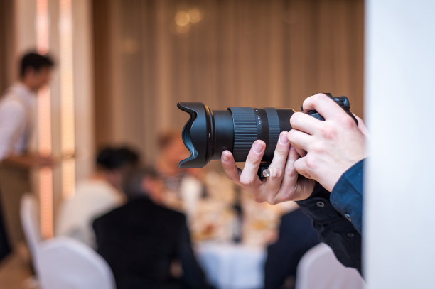 电动悬架，摄像师使用数码单反相机稳定器工具记录视频稳定器场景图片下载