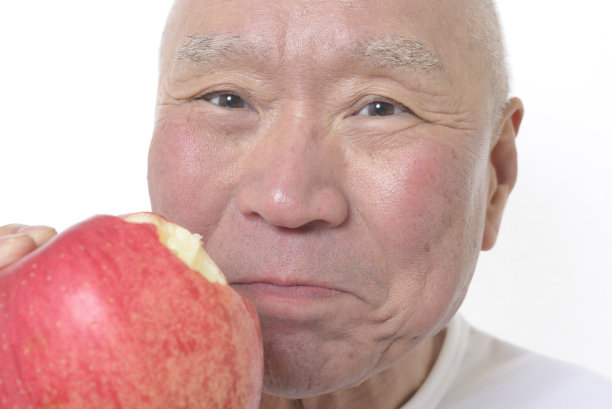 学长笑着吃水果图片下载