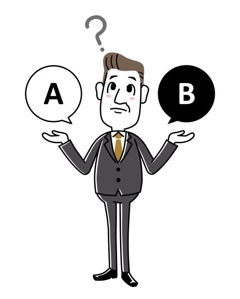 微笑中年商人呈现选择和问号图片下载