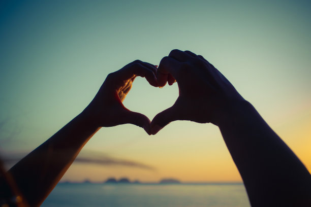 手握成爱的心图片下载