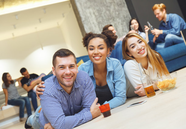 一群朋友有聚会室内乐趣一起看相机图片下载