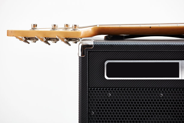 电子低音吉他上的黑色放大器与白色背景与复制空间图片下载