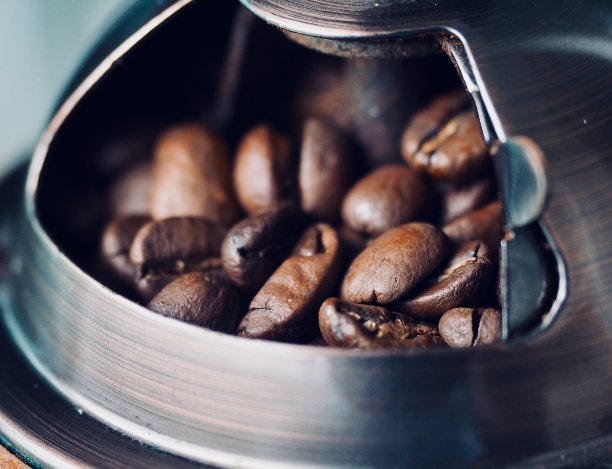 烘培咖啡豆和手工磨粉图片下载