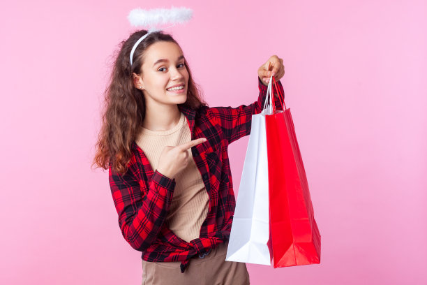 购物袋展示：头顶光环的少女图片下载