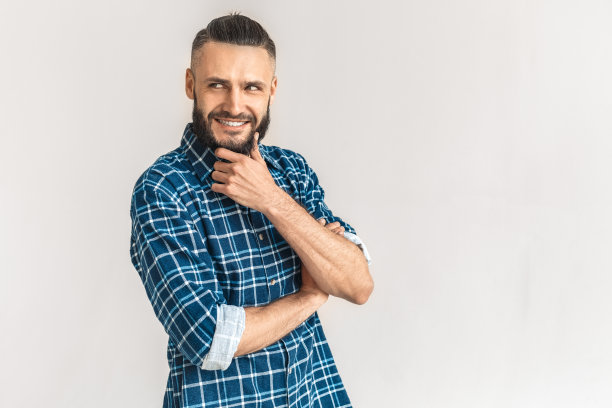 长着胡须的成年人，沉思着，面带微笑图片下载