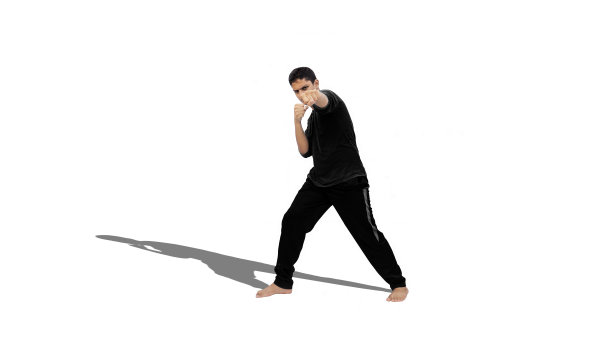 全长镜头警惕和愤怒的运动员在休闲服装摆姿势拳击手风格。男孩摆出拳姿势孤立在白色背景。图片下载