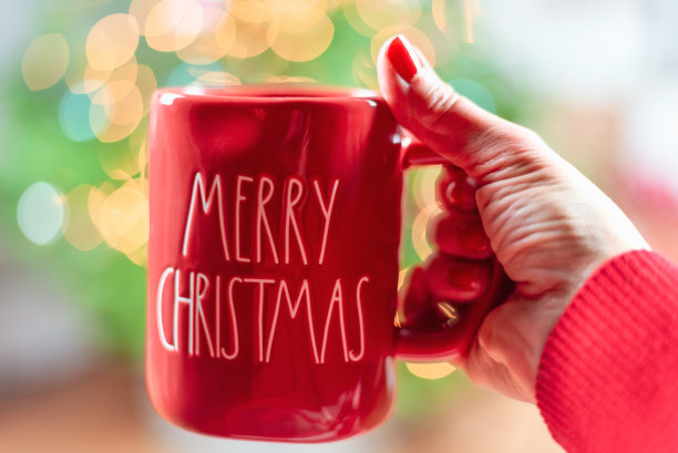 红色节日马克杯的特写，上面写着圣诞快乐图片下载