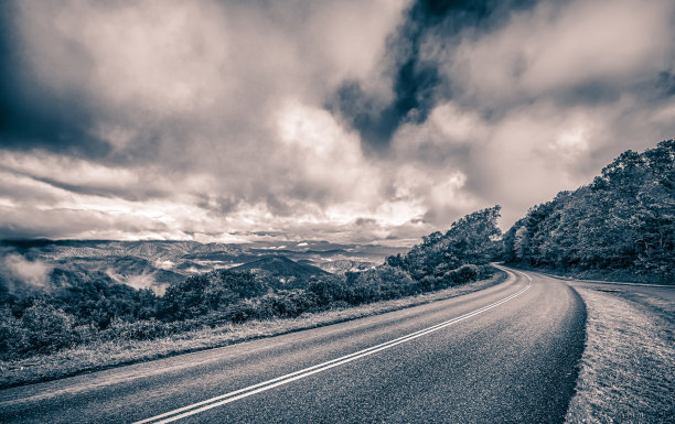 清晨秋雾照片在北卡罗莱纳的蓝脊公园路图片下载