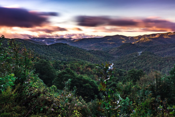 清晨秋雾照片在北卡罗莱纳的蓝脊公园路图片下载
