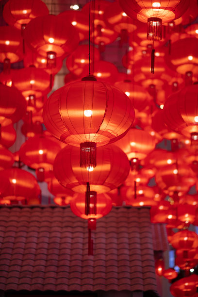 传统的红灯笼装饰春节。上海文化节。明亮郁郁葱葱的熔岩红色背景。图片下载