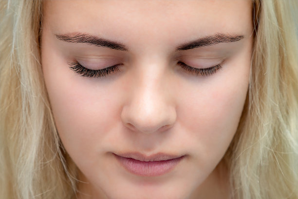 睫毛的延伸，闭上眼睛的自然量来显示手术前后的差别图片下载
