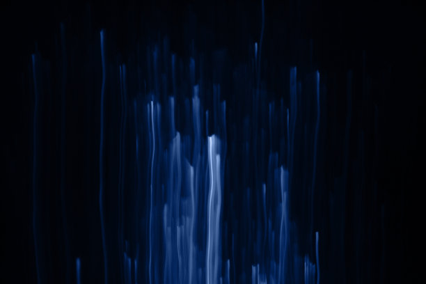 难以置信的蓝色模糊灯光效果。图片下载