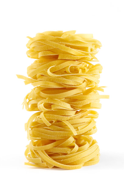 白色背景上的意大利扁面图片下载