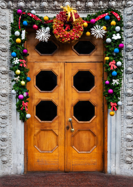 在房子的前门为圣诞节。图片下载