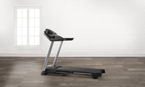 空房间里的跑步机素材图片