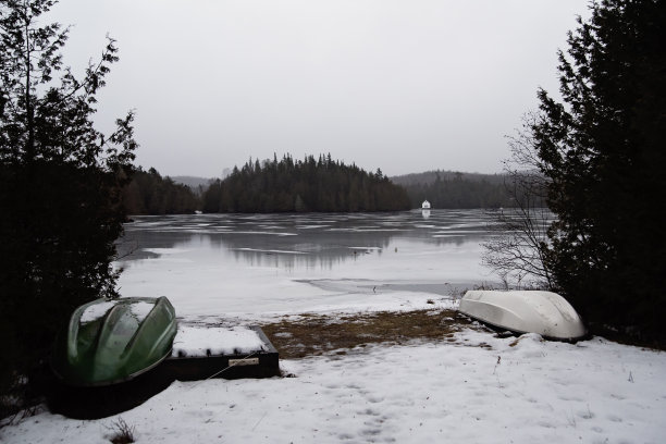冬天黄昏宁静的湖景。图片下载