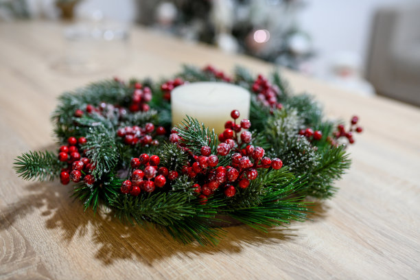 圣诞装饰在桌子上的特写。图片下载