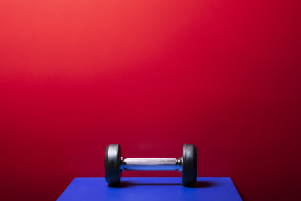 健身房背景哑铃在蓝色的桌子和红色的视图图片下载