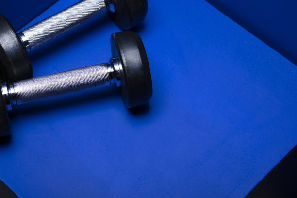 健身房背景哑铃健身设备在蓝色地板俯视图图片下载