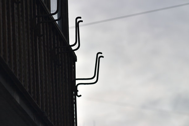 12月灰色天空下的旧阳台图片下载