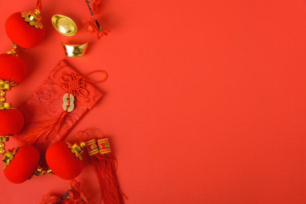 农历新年概念，平铺顶视图，春节快乐有红包和金元宝图片下载