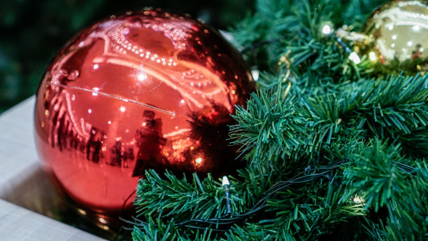 红色圣诞球装饰图片下载