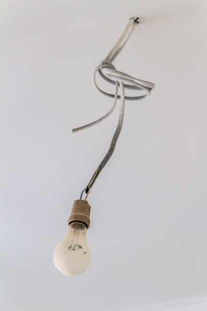 电线上有灯泡图片下载