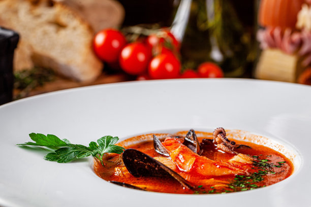 意大利食品的概念。欧洲奇皮诺番茄海鲜汤，配鱿鱼，章鱼，贻贝。在意大利餐馆里上菜。的背景图片。本空间图片下载