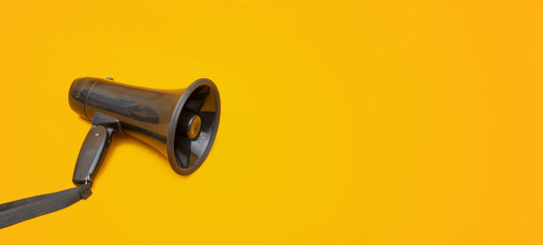 黑色喇叭上黄色背景孤立近距离照片图片下载